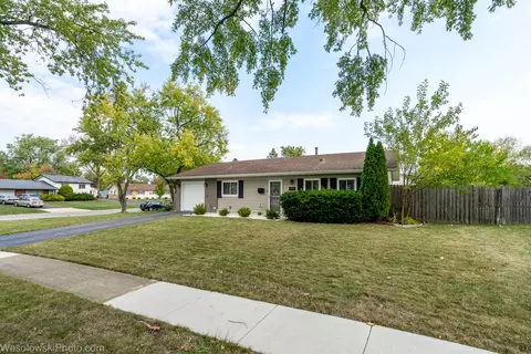495 Westview St, Hoffman Estates, IL 60169 photo 2