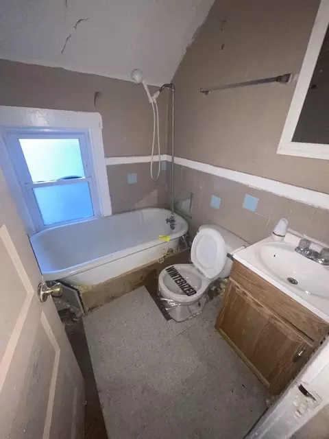 Bath - 2126 Lake St, Evanston, IL 60201 photo 2 of 2