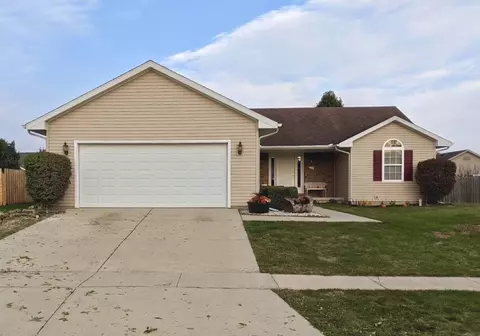 1003 N Possum Trl, Villa Grove, IL 61956