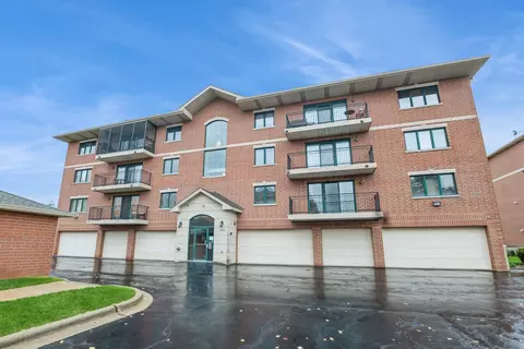6820 Winding Trl #203, Oak Forest, IL 60452