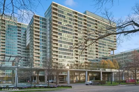 9715 Woods Dr #1902, Skokie, IL 60077