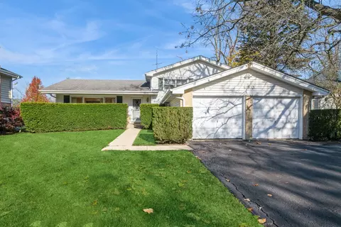 450 W Sheridan Pl, Lake Bluff, IL 60044