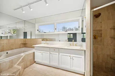 Bath - 558 Sunset Ln, Glencoe, IL 60022 photo 1 of 3