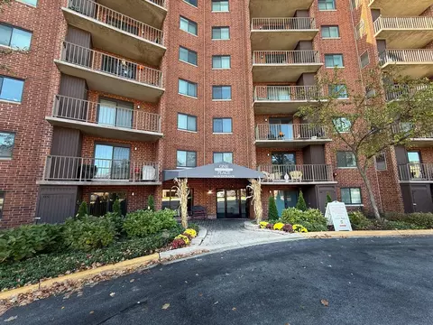 1 Bloomingdale Pl #211, Bloomingdale, IL 60108