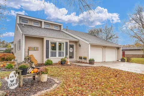 1016 Lancaster Dr, Rantoul, IL 61866 photo 2