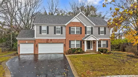 95 S Oakleaf Rd, Algonquin, IL 60102