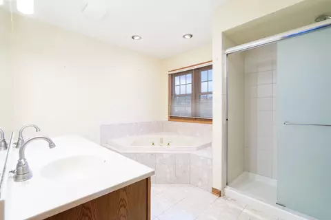 Bath - 10519 Willow Ave, Mokena, IL 60448 photo 1 of 3
