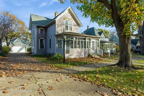 421 S 3rd St, West Dundee, IL 60118