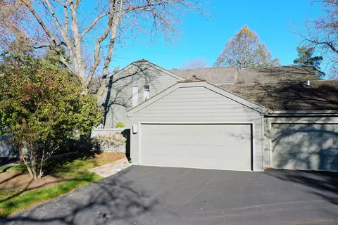 447 Valley View Rd, Lake Barrington, IL 60010