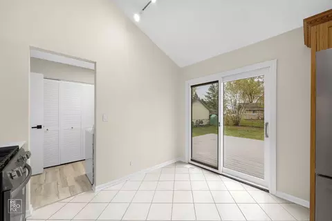 95 Des Plaines Ln, Hoffman Estates, IL 60169 photo 8