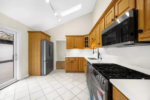 95 Des Plaines Ln, Hoffman Estates, IL 60169 photo 7
