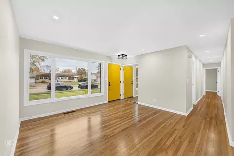 95 Des Plaines Ln, Hoffman Estates, IL 60169 photo 3
