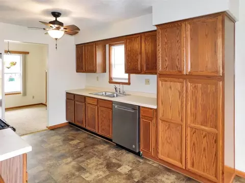 Kitchen - 6768 Sawmill Dr, Roscoe, IL 61073 photo 4 of 5