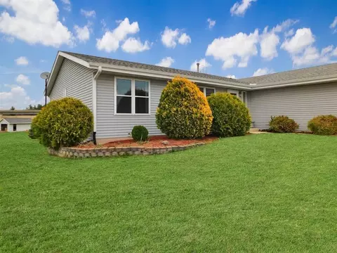 Exterior - 6768 Sawmill Dr, Roscoe, IL 61073 photo 3 of 6