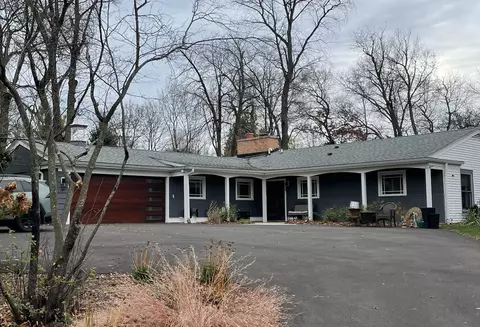 69 Bluff Rd, Trout Valley, IL 60013