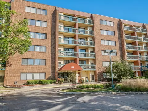 1800 Huntington Blvd #202, Hoffman Estates, IL 60169