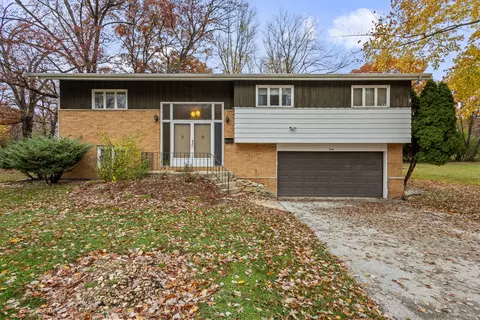 40 Crestwood Dr, Joliet, IL 60432