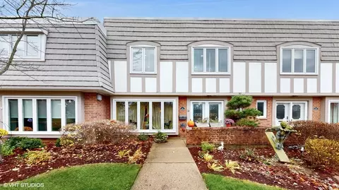 704 Lorraine Cir, Highland Park, IL 60035