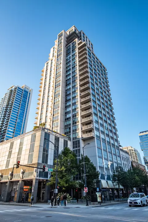 200 W Grand Ave #904, Chicago, IL 60654