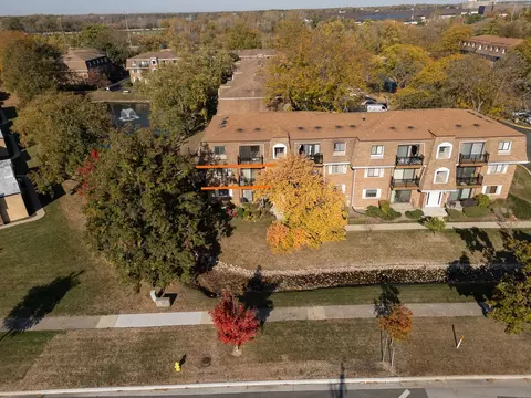 4182 Cove Ln #B, Glenview, IL 60025