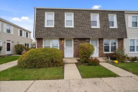 1688 Shamrock Ct, Aurora, IL 60505