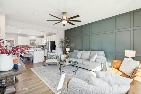 Living - 16 Nicholas Dr E, Des Plaines, IL 60016 photo 2 of 3