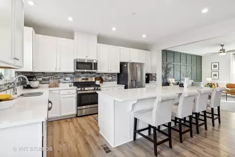 Kitchen - 16 Nicholas Dr E, Des Plaines, IL 60016 photo 2 of 2