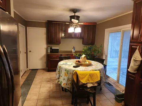 1225 Corley Dr, Elgin, IL 60120 photo 4