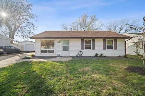 1216 Mount Vernon St, Bloomington, IL 61704