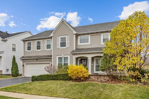 692 Easton Ln, Elk Grove Village, IL 60007