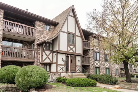 525 Cumnor Rd #104, Westmont, IL 60559