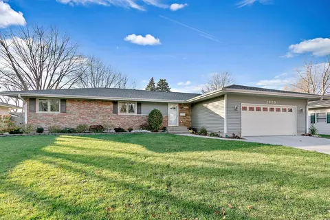 1609 Pickwick Ln, Dekalb, IL 60115