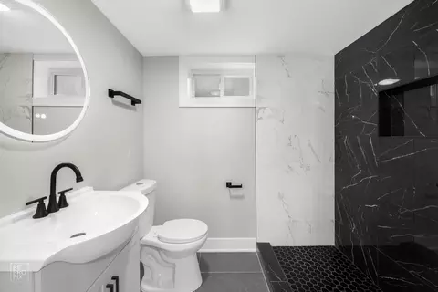 Bath - 7621 S Artesian Ave, Chicago, IL 60652 photo 3 of 5