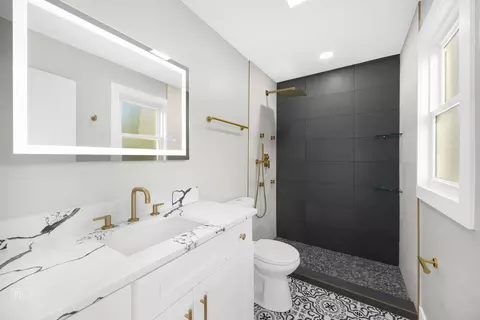 Bath - 7621 S Artesian Ave, Chicago, IL 60652 photo 1 of 5