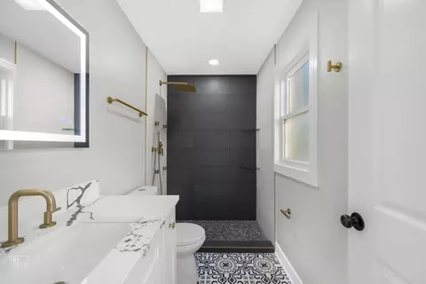 Bath - 7621 S Artesian Ave, Chicago, IL 60652 photo 2 of 5