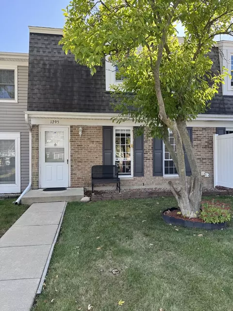 1295 Wandsworth Cir, Roselle, IL 60172