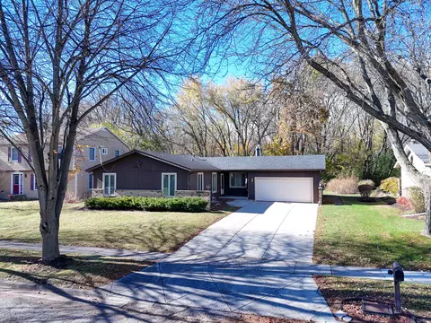616 Gerry St, Woodstock, IL 60098