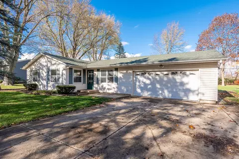 42 W562 Star Ln, Sugar Grove, IL 60554