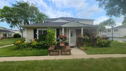 1111 Cove Dr #208A, Prospect Heights, IL 60070