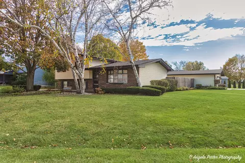 103 Longmeadow Dr, Lindenhurst, IL 60046