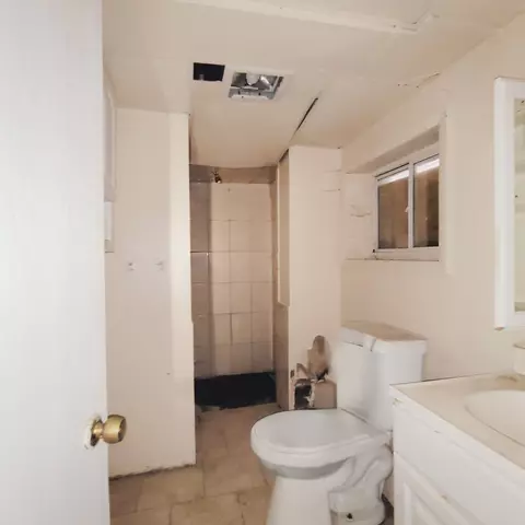 Bath - 5639 S Artesian Ave, Chicago, IL 60629 photo 3 of 3