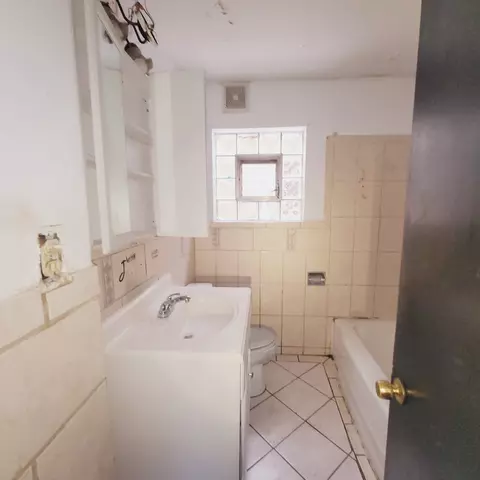 Bath - 5639 S Artesian Ave, Chicago, IL 60629 photo 1 of 3