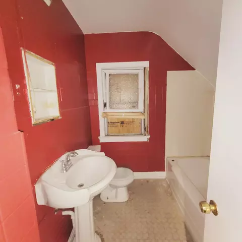 Bath - 5639 S Artesian Ave, Chicago, IL 60629 photo 2 of 3