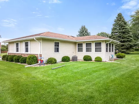 831 Sutton Pl, Freeport, IL 61032 photo 3