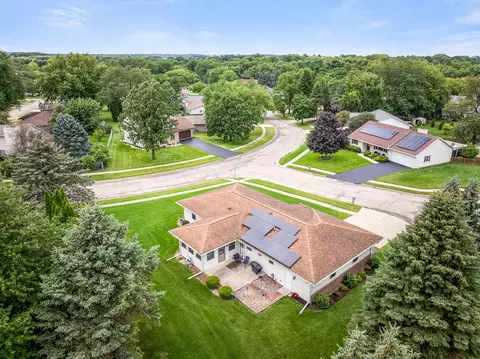 831 Sutton Pl, Freeport, IL 61032 photo 4