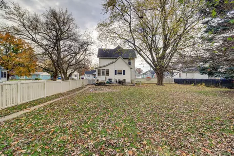 Exterior - 1017 E Chamberlin St, Dixon, IL 61021 photo 7 of 8