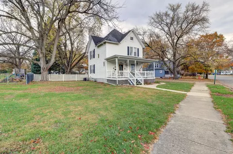 Exterior - 1017 E Chamberlin St, Dixon, IL 61021 photo 2 of 8