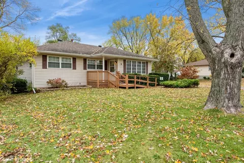 5 Deer Path, Lake In The Hills, IL 60156
