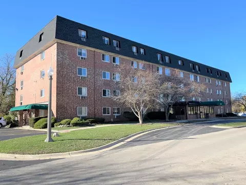 5011 Valley Ln #500, Streamwood, IL 60107