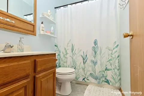 Bath - 210 Highbridge Trl, Mchenry, IL 60050 photo 1 of 3